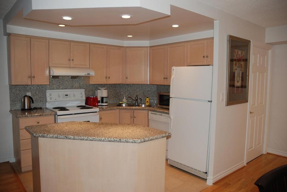 Toronto Luxury Accommodations - Qwest Экстерьер фото