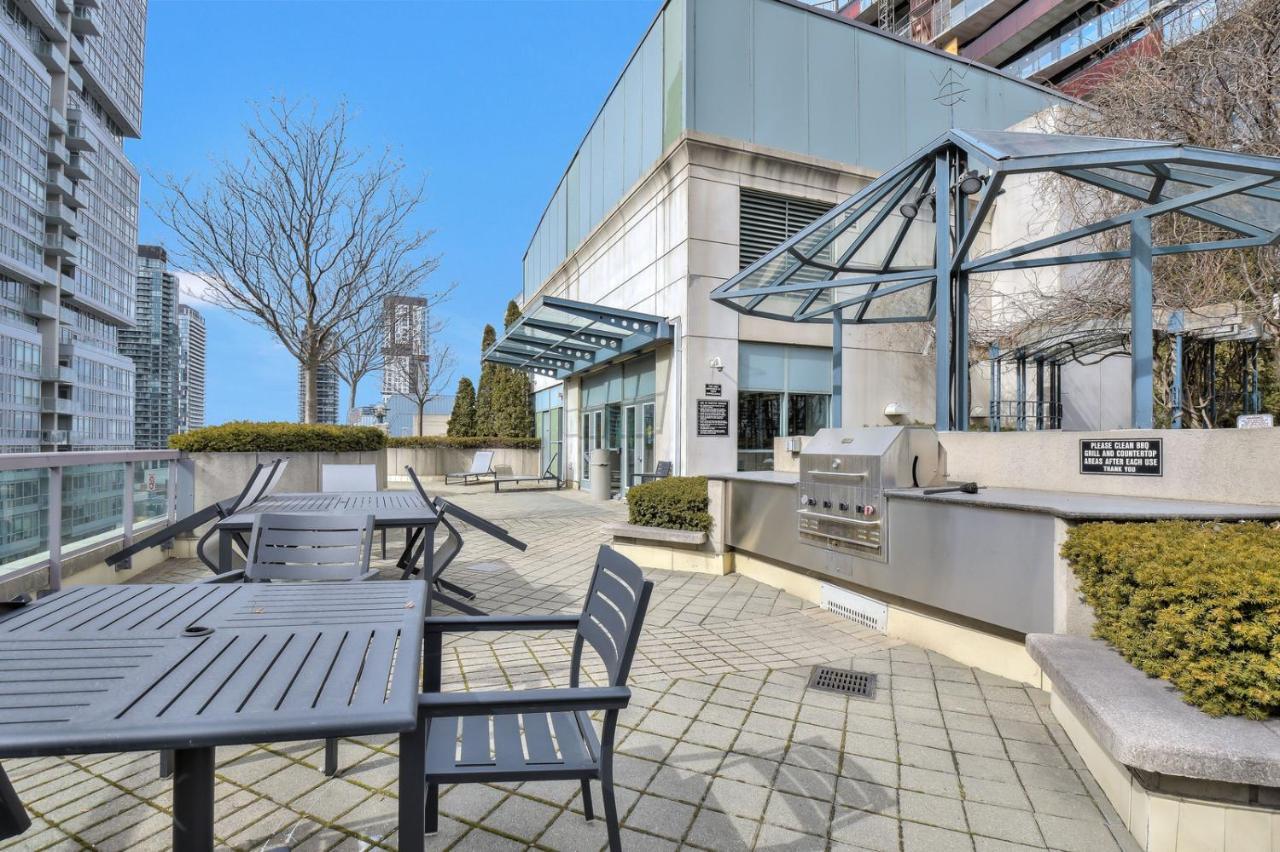 Toronto Luxury Accommodations - Qwest Экстерьер фото
